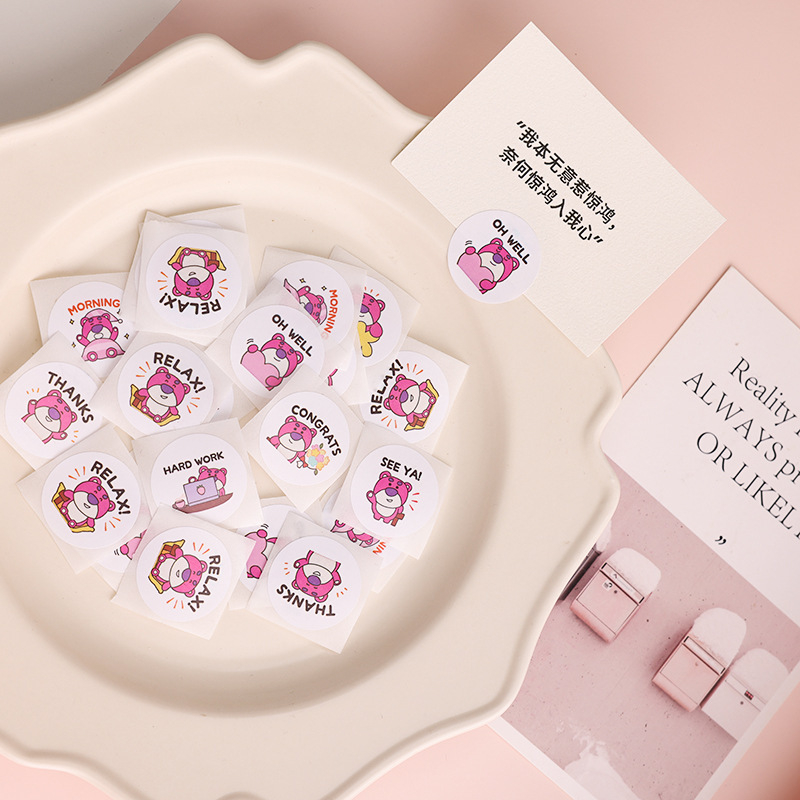 CUỘN STICKER GẤU DÂU, ỗi Cuộn 100 Sticker