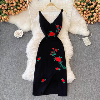 Đầm len dây thêu hoa hồng, đầm dây đen và hoa Hồng thêu