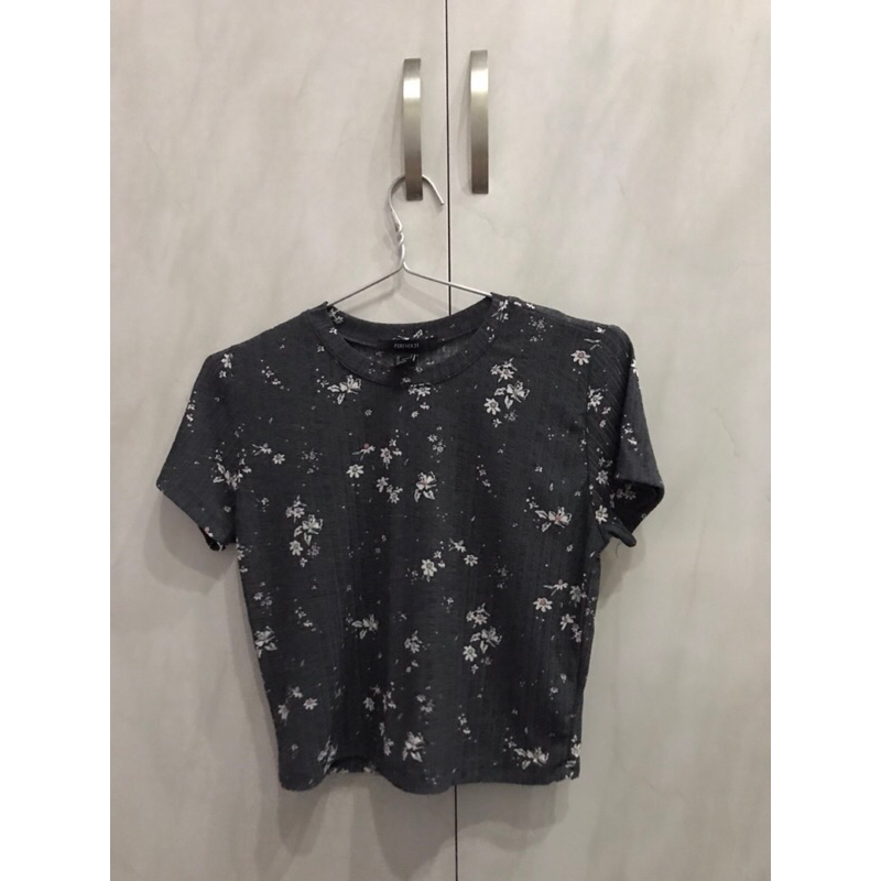 Pass áo croptop in hoa nhí màu xám đậm