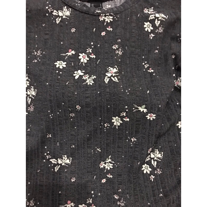 Pass áo croptop in hoa nhí màu xám đậm