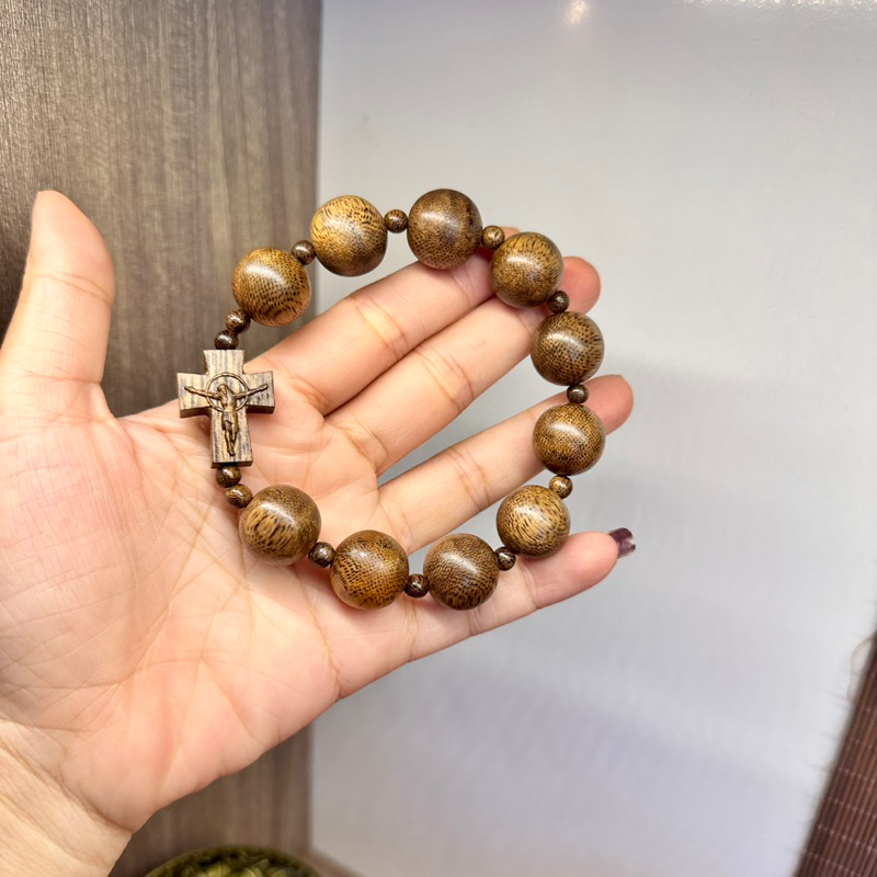 Vòng Mân Côi hạt trầm hương dành cho khách đạo công giáo lần hạt