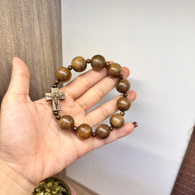 Vòng Mân Côi hạt trầm hương dành cho khách đạo công giáo lần hạt