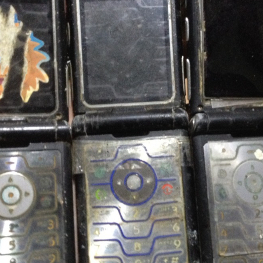 Xác xấu  MOTOROLA V3 không lên, máy không bin,có nắp