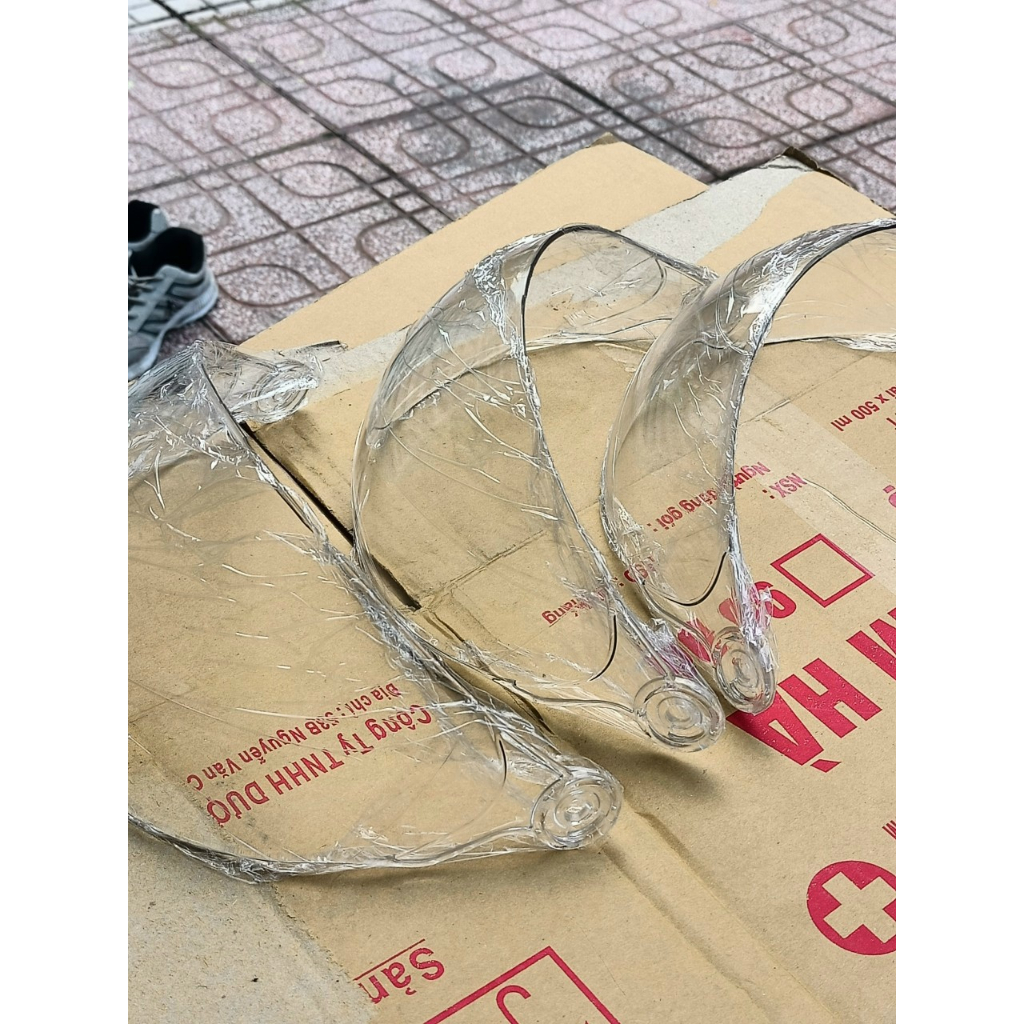 Kính gắn mũ bảo hiểm nón Sơn , nón nữa đầu