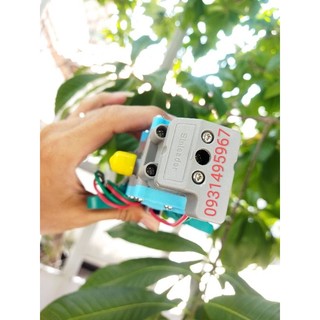 máy bơm nước mini 12 lắp đặt cho bình phun thuốc trừ sâu.