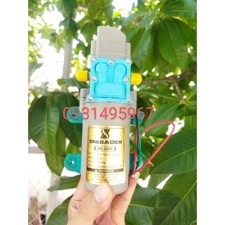 máy bơm nước mini 12 lắp đặt cho bình phun thuốc trừ sâu.