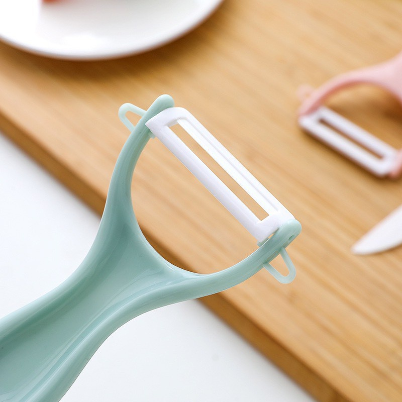Dao bào cắt gọt trái cây củ quả lưỡi sứ sắc bén giúp gọt vỏ mỏng, nhanh chóng có thể xoay lưỡi gốm, gọt vỏ dễ dàng