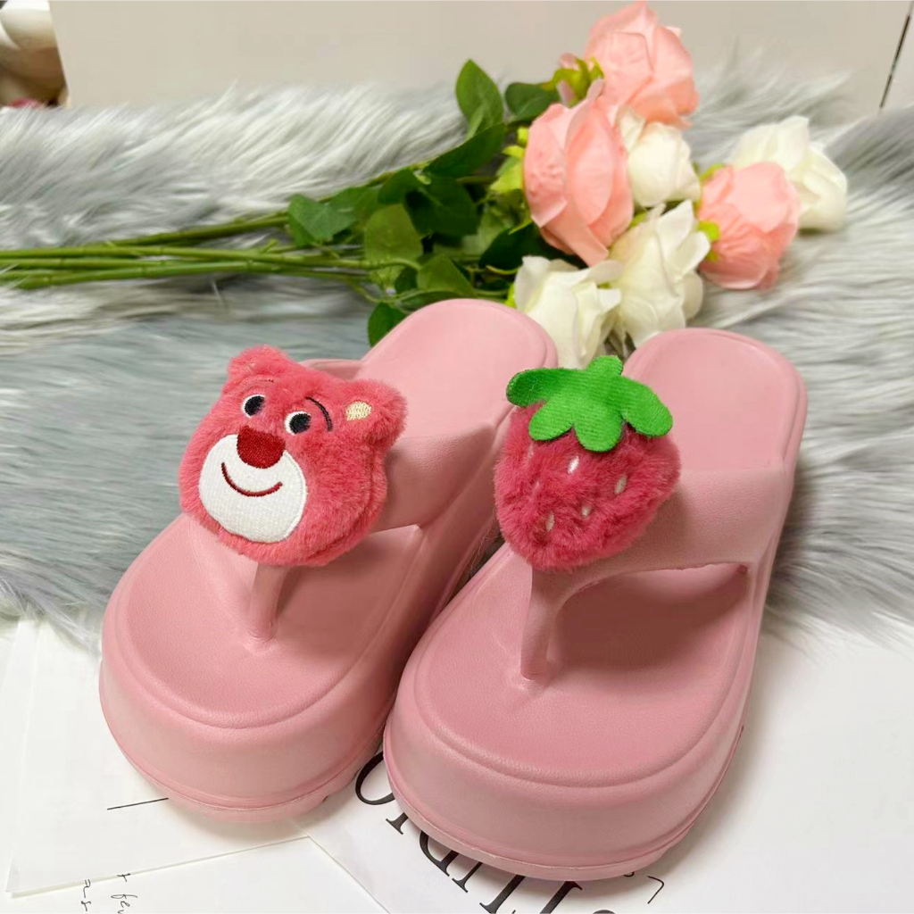 Dép lê mũi chân dày với hình chú gấu dâu