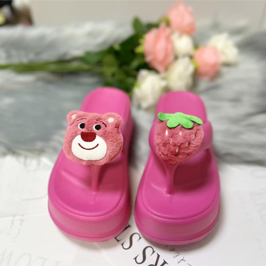 Dép lê mũi chân dày với hình chú gấu dâu