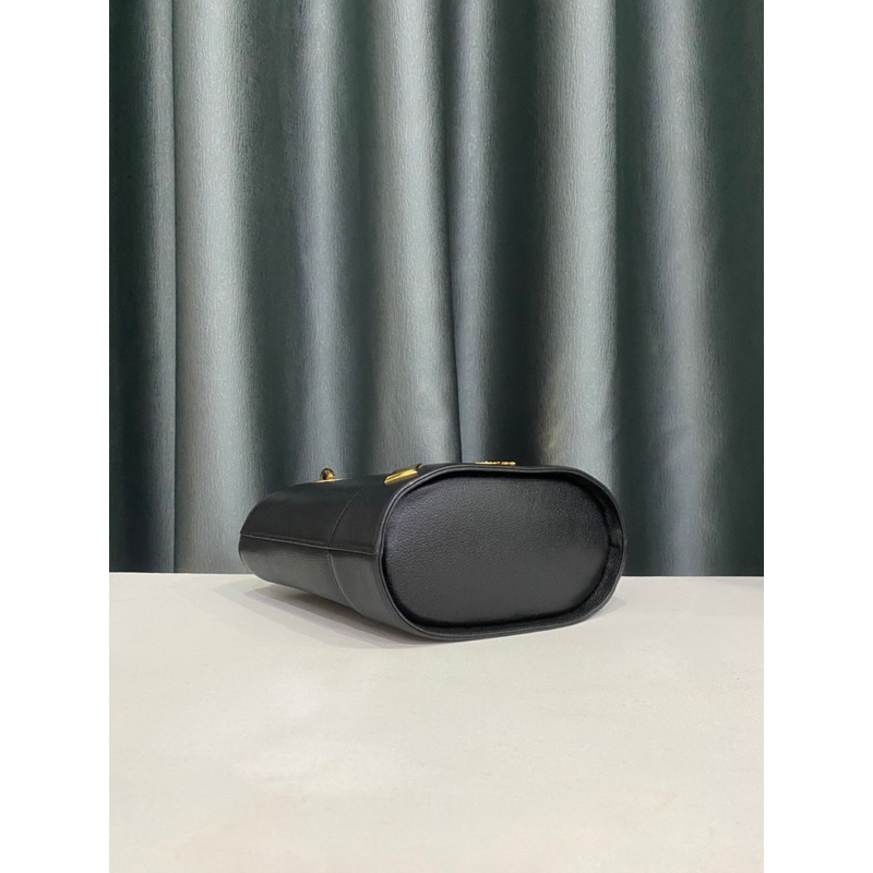 Túi si hiệu M.C.M của Đức dáng cái xô xách ta.y da thật