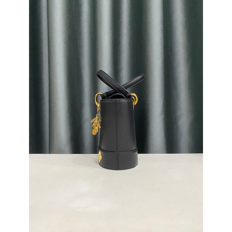 Túi si hiệu M.C.M của Đức dáng cái xô xách ta.y da thật