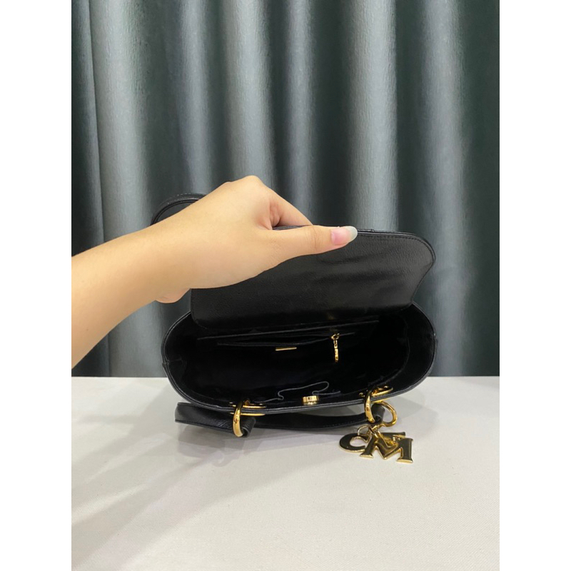 Túi si hiệu M.C.M của Đức dáng cái xô xách ta.y da thật