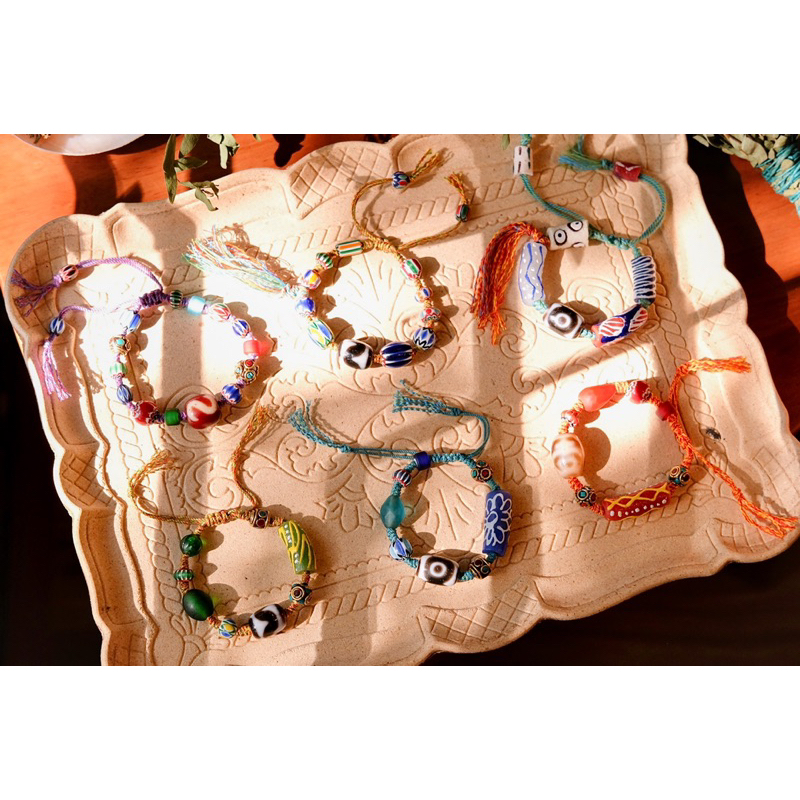 Vòng Tay Dzi Tây Tạng mix chỉ ngũ sắc và charm Lưu Ly - Dzi Chuẩn Tạng Đã Gia Trì