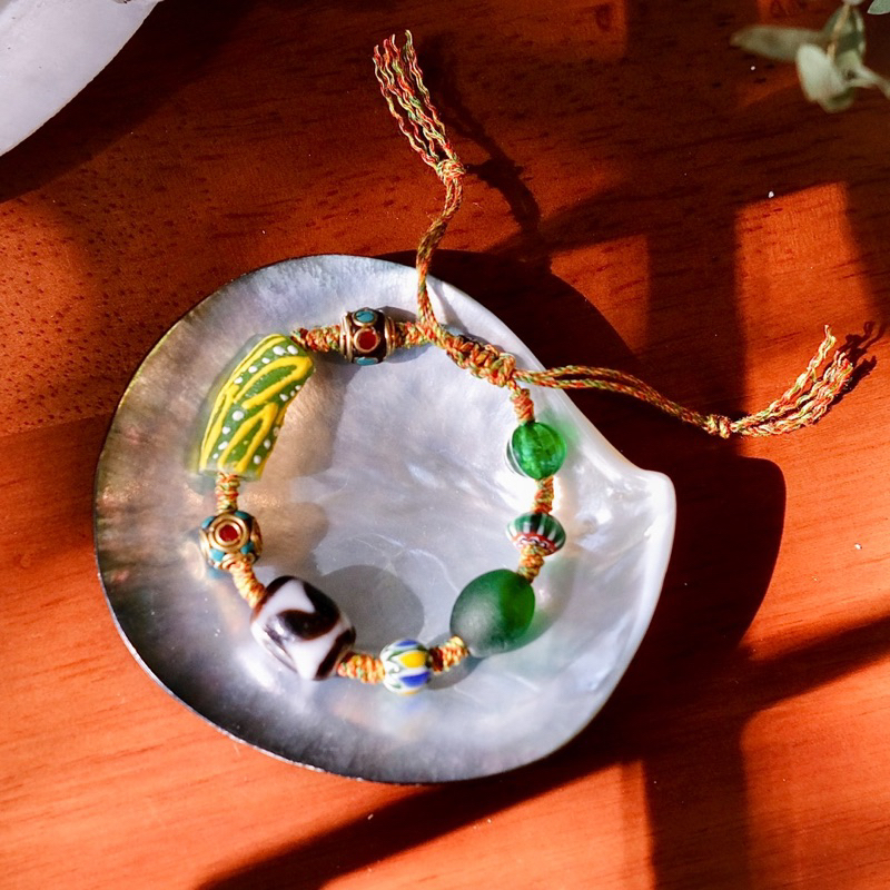 Vòng Tay Dzi Tây Tạng mix chỉ ngũ sắc và charm Lưu Ly - Dzi Chuẩn Tạng Đã Gia Trì