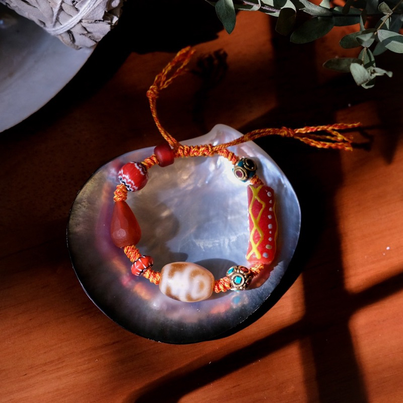 Vòng Tay Dzi Tây Tạng mix chỉ ngũ sắc và charm Lưu Ly - Dzi Chuẩn Tạng Đã Gia Trì