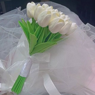 Bó hoa cưới tulip cầm tay cô dâu +hoa cài chú rể