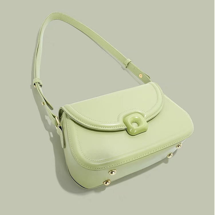 Túi đeo chéo, túi kẹp nách khóa nam châm nắp nhựa bóng, hàng hottrend 2023 SL98