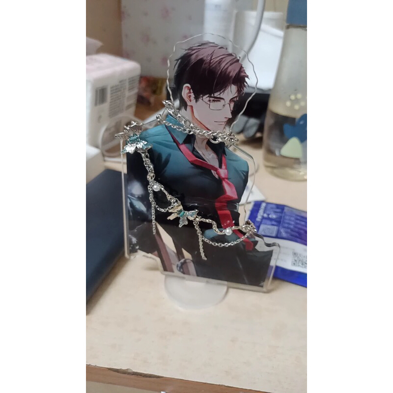 Standee -giá để dây sạc hình Lục Thẩm game Light and Night