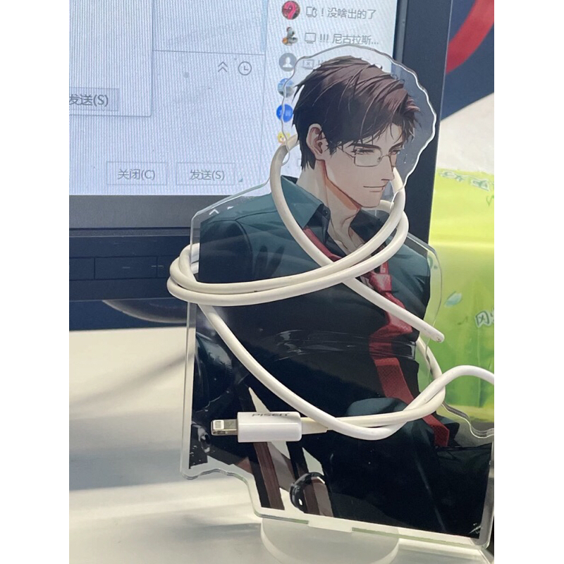 Standee -giá để dây sạc hình Lục Thẩm game Light and Night