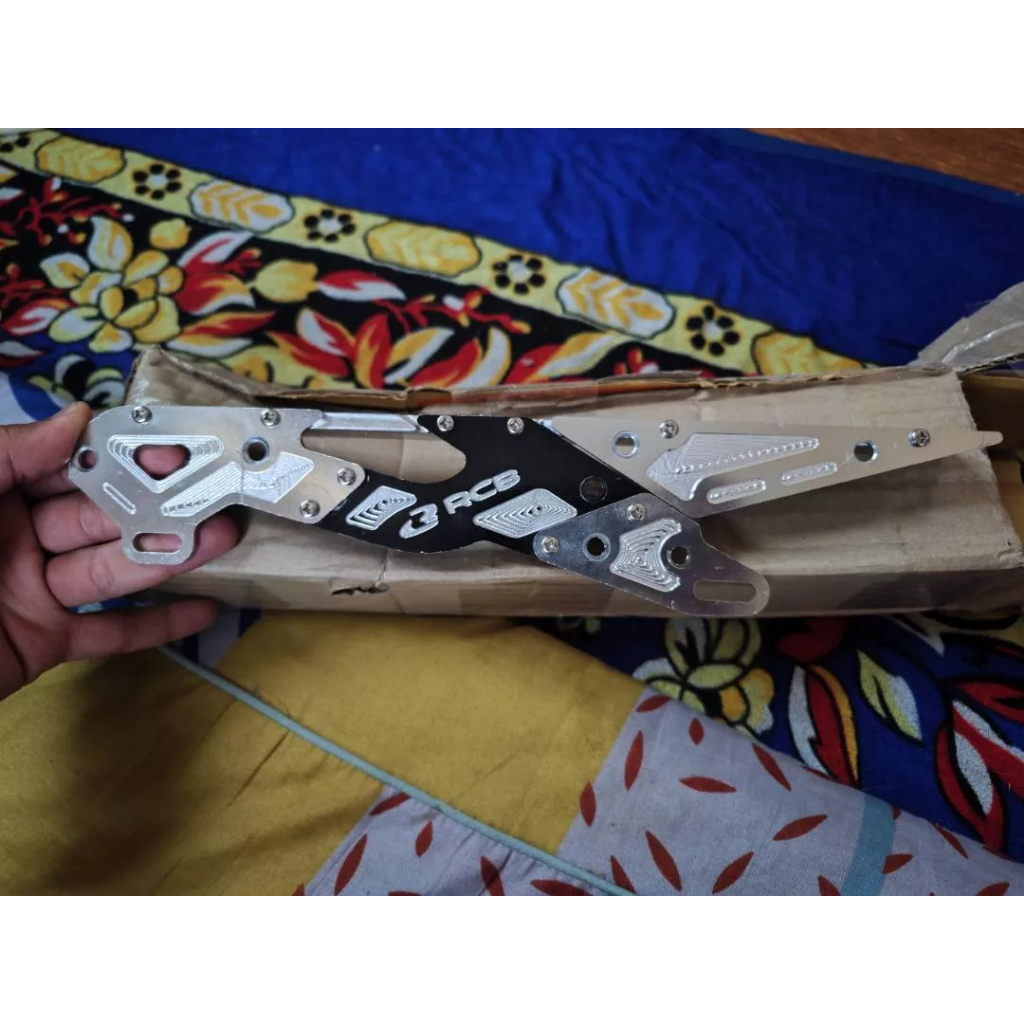 Cacte Satria Che Sên, Carte Chắn Xích, Nhôm CNC Cho Raider, Satria Lô Gô Suzuki RCB Giao Ngẫu Nhiên