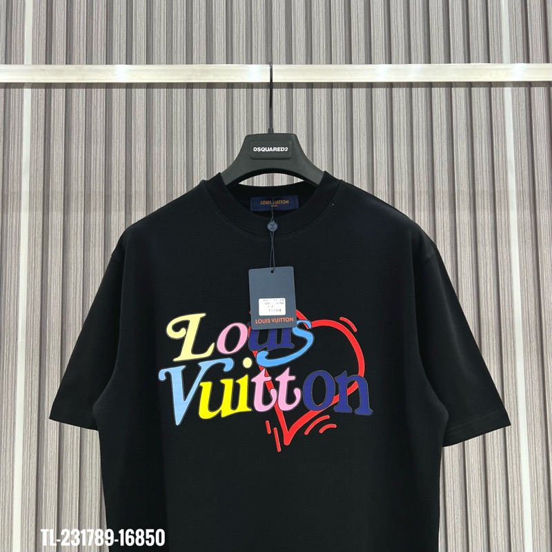 Áo phông Luôn vui tươi chữ nhiều màu tim đỏ TTA756