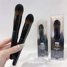 Cọ phấn má + highlight Clio Pro Play Prism Face Brush 204 3g cọ lông mềm mại, tạo cảm giác dễ chịu