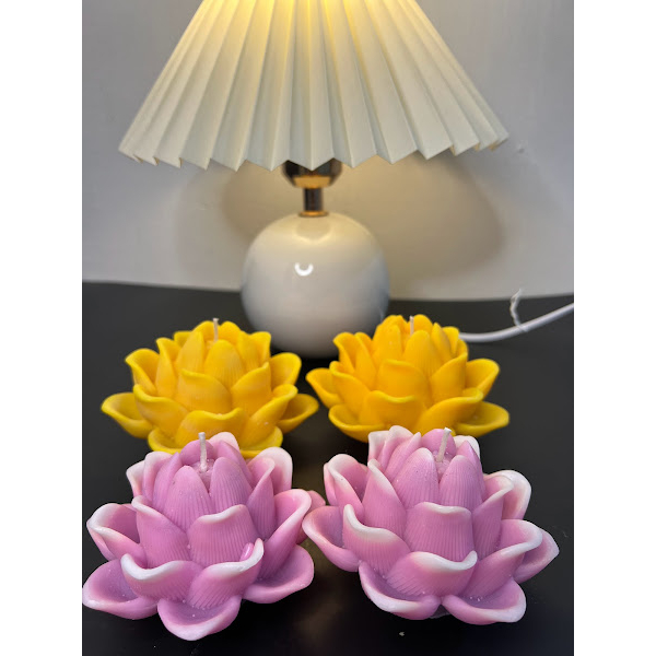 Nến Sen tứ diệu hộp 2 cái, kèm đế nến, dùng để cúng dường, để trang trí bàn tiên, bàn Phật