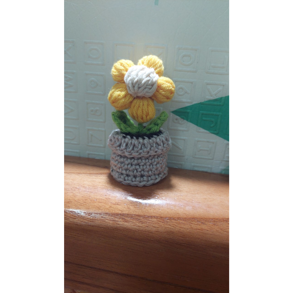 Chậu hoa len 5 cánh mini để trang trí bàn làm việc