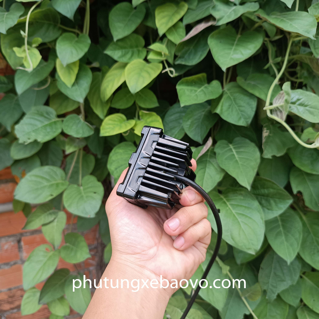 Đèn trợ sáng 40w kim loại có đường cắt không gây chói