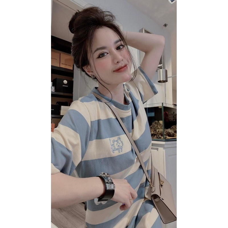 Đầm suông kẻ xanh thêu con hổ chất cotton co dãn form rộng - Váy thun kẻ to form rộng thời trang