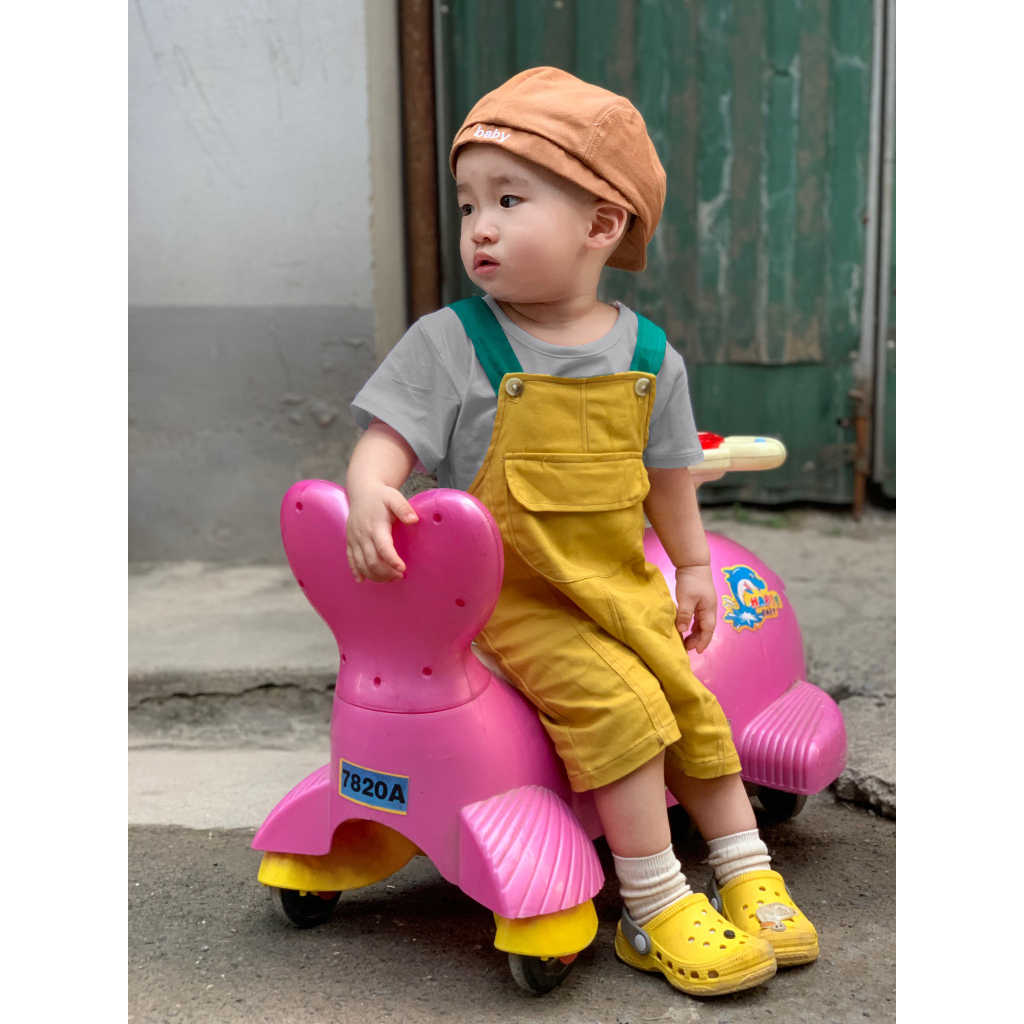 Combo áo + yếm quần Hokiha Kid cho bé trai bé gái gồm 1 yếm kaki và 1 áo thun chất cotton mềm mại size 5-13kg