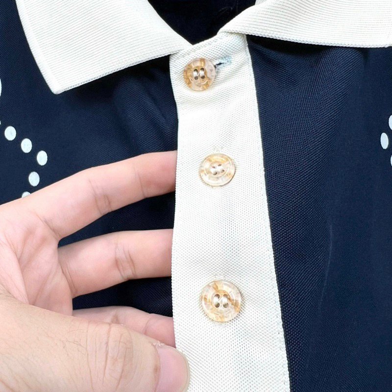 Áo polo nam cổ bẻ cotton gai in hai vạch dọc áo vân chữ monogram xích chéo bo cổ ống tay than be