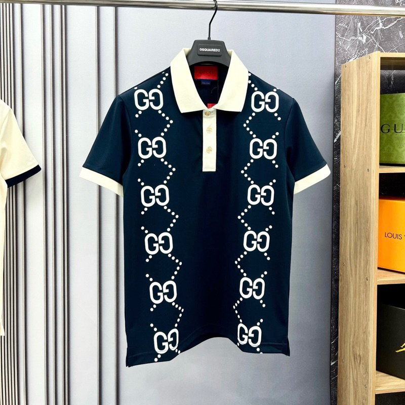 Áo polo nam cổ bẻ GG cotton gai in hai vạch dọc áo vân chữ monogram xích chéo bo cổ ống tay than be