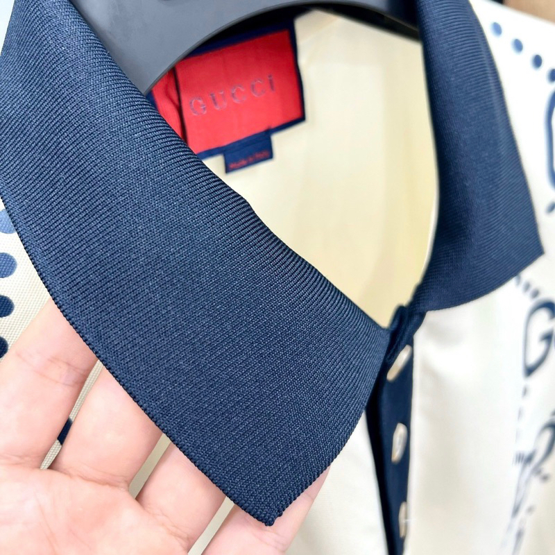 Áo polo nam cổ bẻ GG cotton gai in hai vạch dọc áo vân chữ monogram xích chéo bo cổ ống tay than be