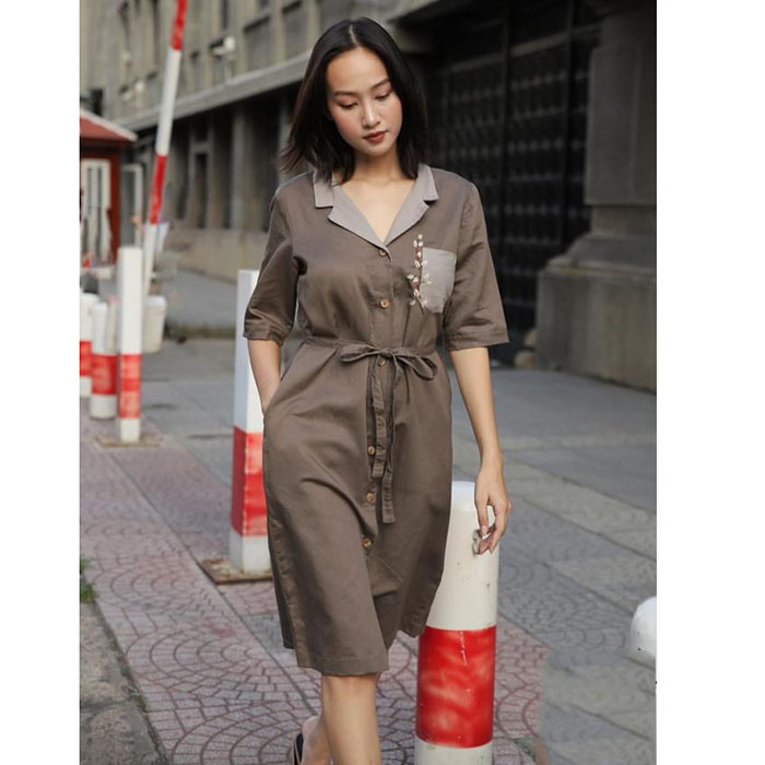 Đầm suông sơ mi cổ 2 ve thêu hoa SLINEN, chất vải Linen Premium, form váy suông không kén dáng