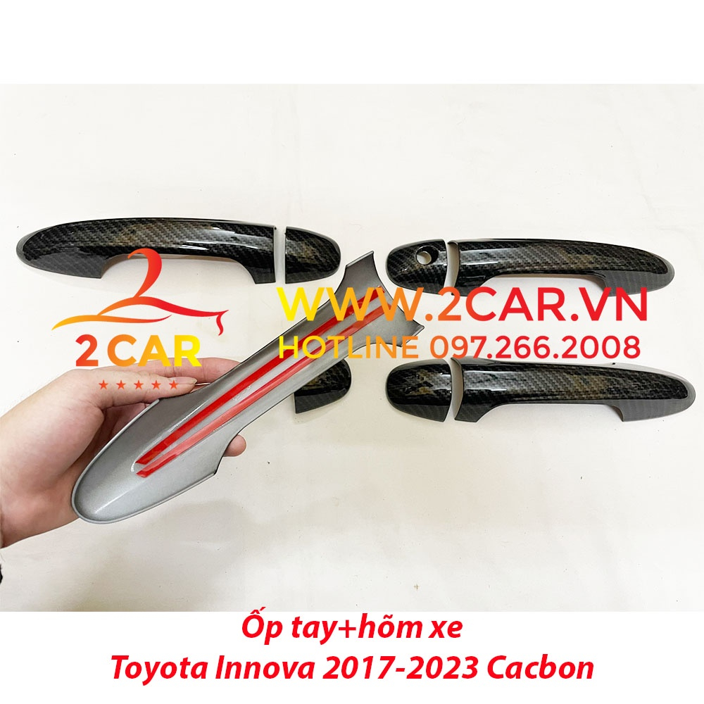 Ốp tay nắm, hõm cửa xe Toyota Innova 2017 - 2021, 2022, 2023 nhựa ABS vân carbon cao cấp