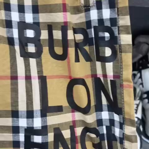 Quần short nam Burberry hoạ tiết kẻ sọc caro be in chữ BBR London England dây sữa thoáng mát đẹp