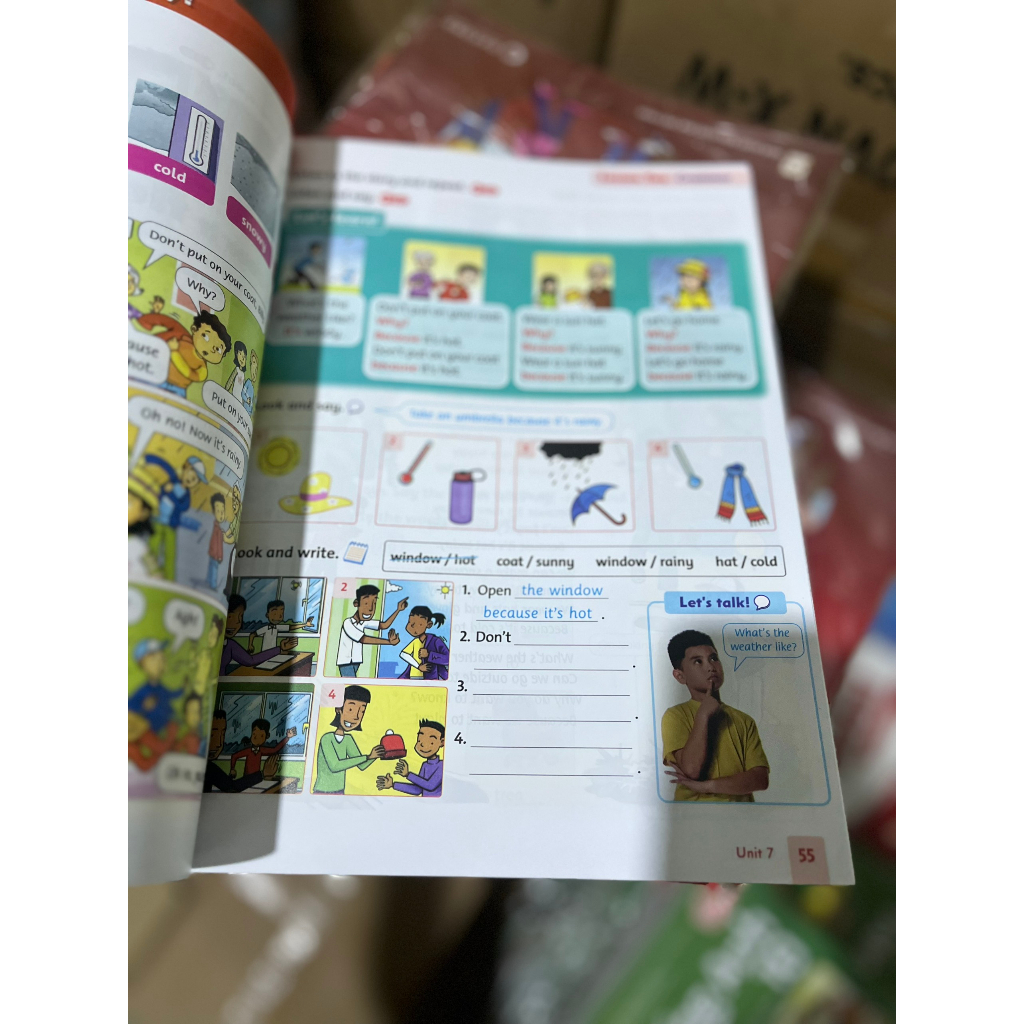 Bộ 2 cuốn Family and Friends 4  tặng kèm bao kiếng