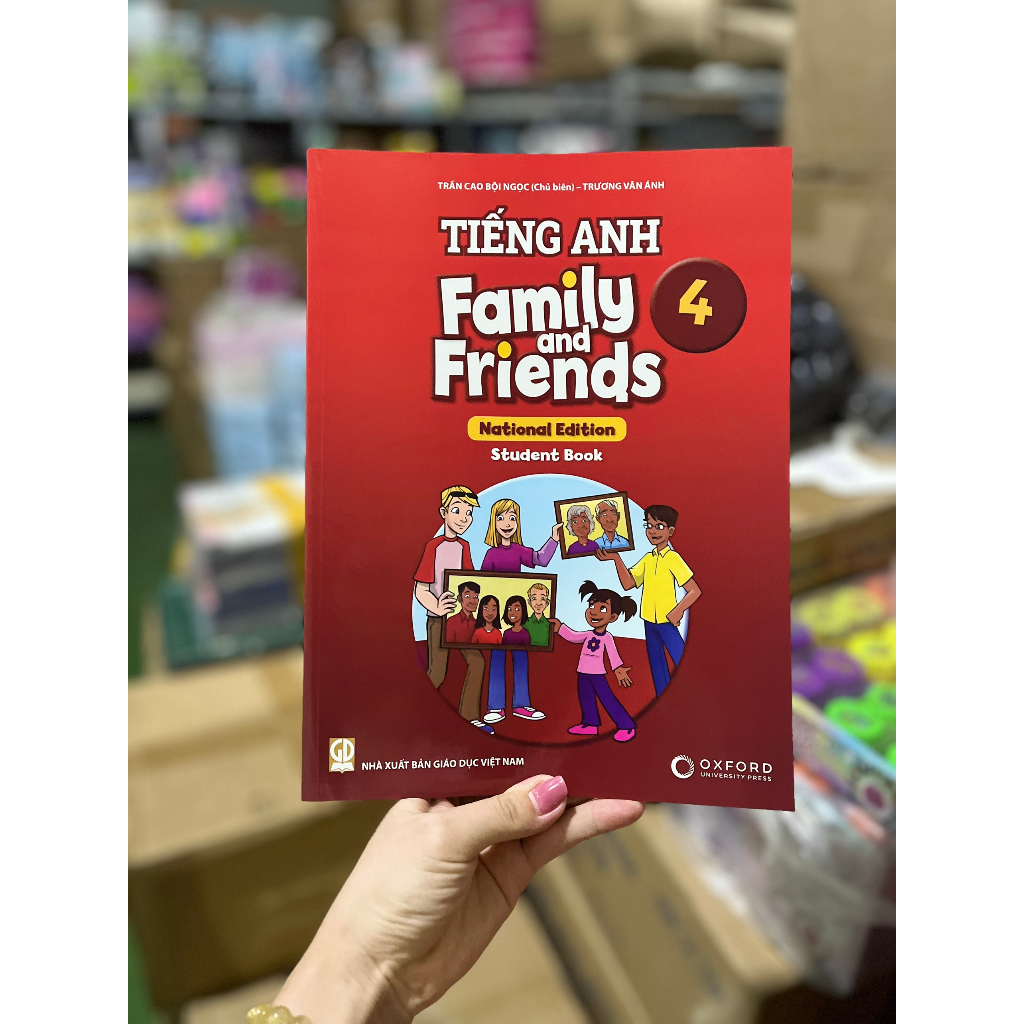 Bộ 2 cuốn Family and Friends 4  tặng kèm bao kiếng