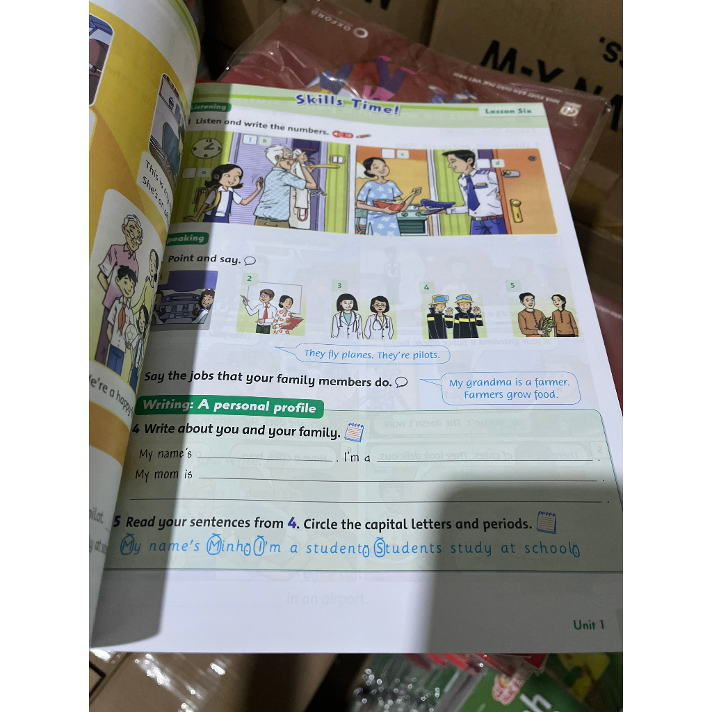 Bộ 2 cuốn Family and Friends 4  tặng kèm bao kiếng