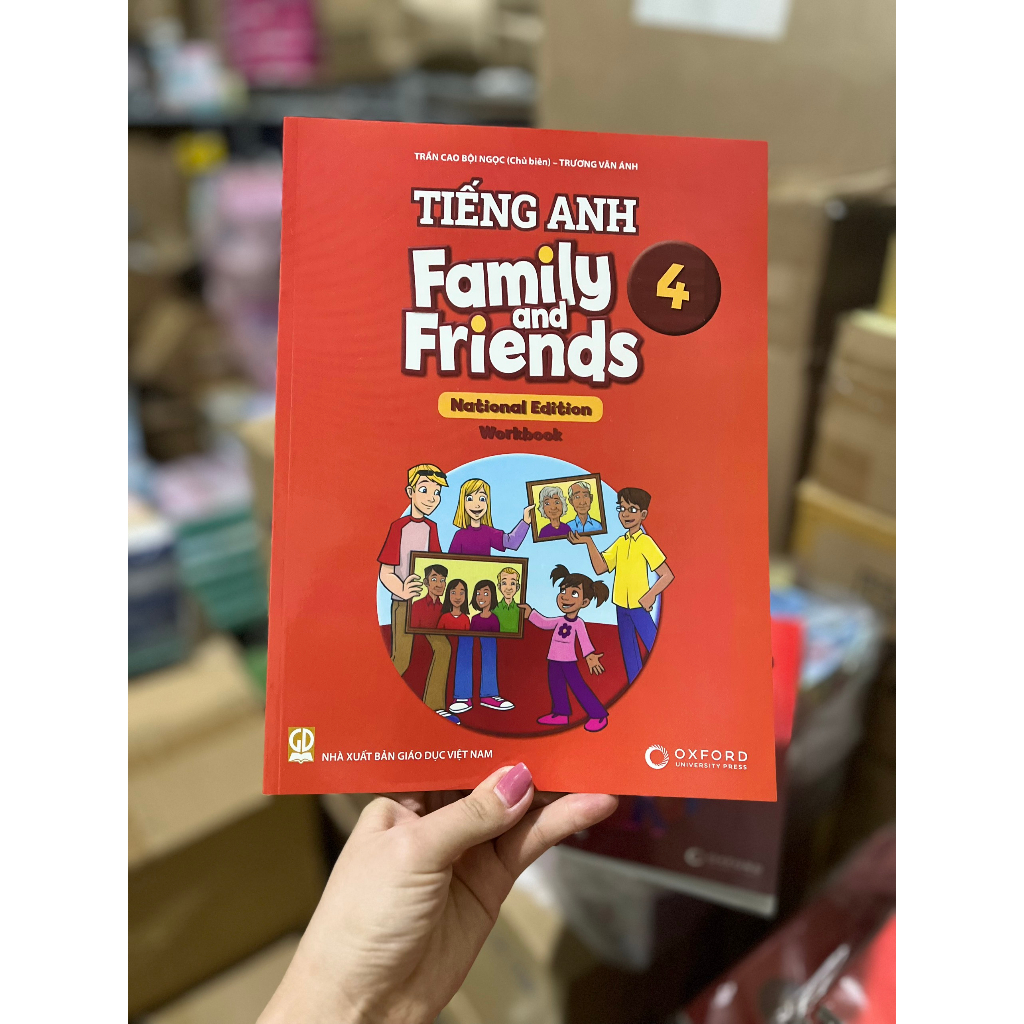 Bộ 2 cuốn Family and Friends 4  tặng kèm bao kiếng