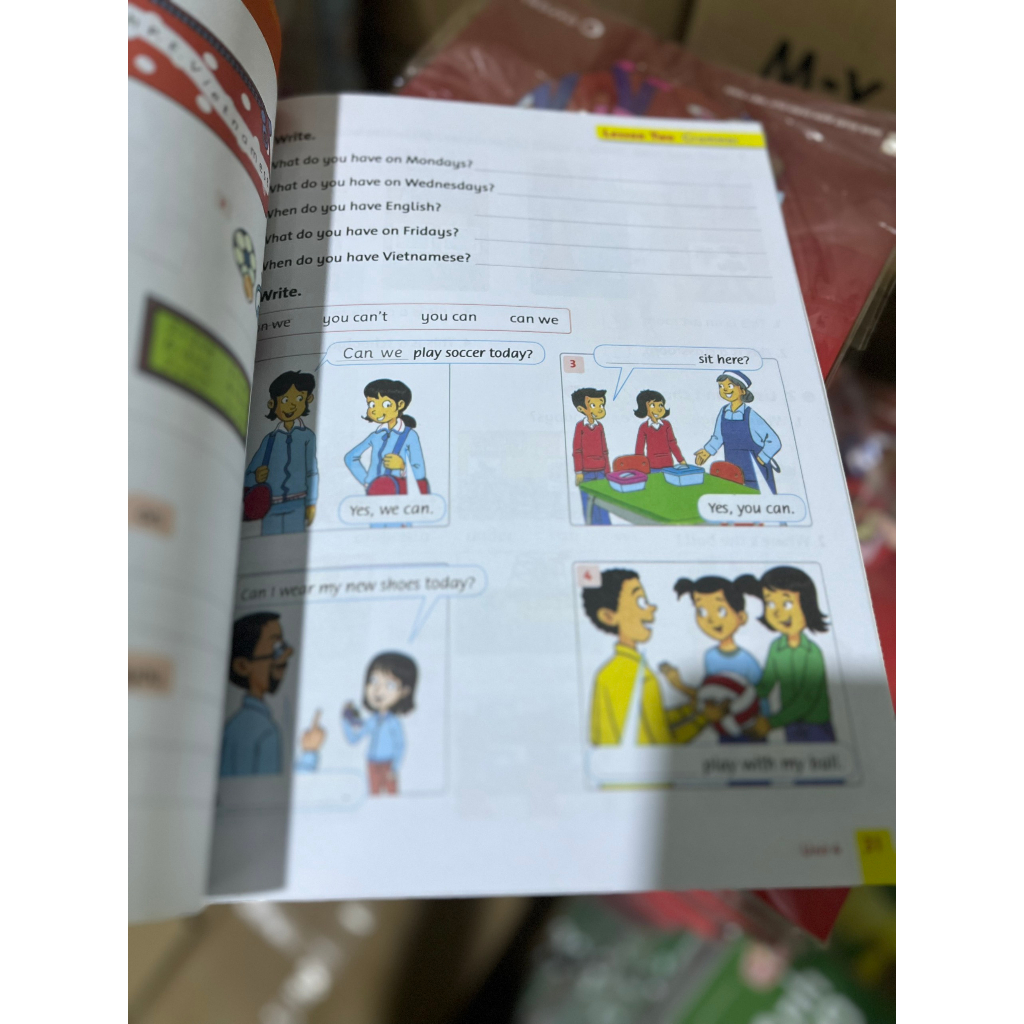 Bộ 2 cuốn Family and Friends 4  tặng kèm bao kiếng