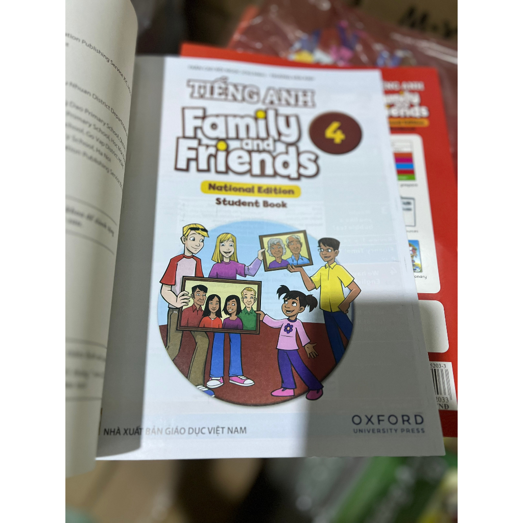 Bộ 2 cuốn Family and Friends 4  tặng kèm bao kiếng