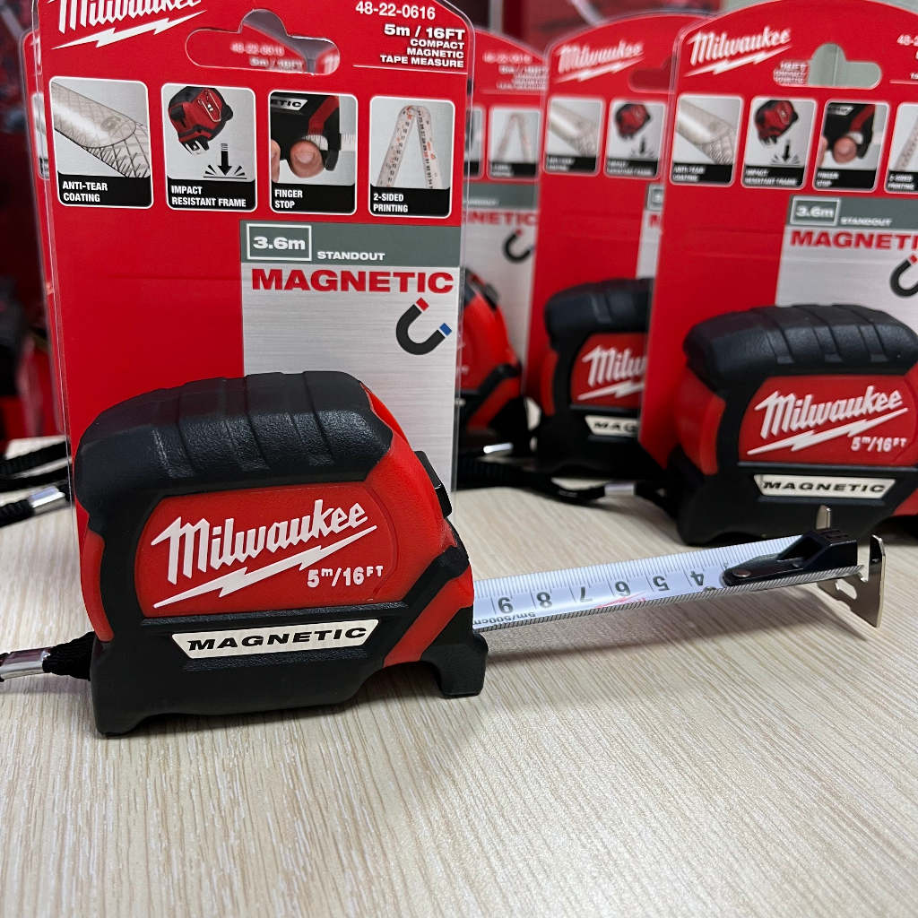 Thước cuộn 5m Milwaukee 48-22-0616 có nam châm. Thước dây thép chống gãy, kéo thả êm ái.