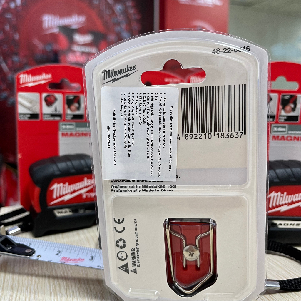 Thước cuộn 5m Milwaukee 48-22-0616 có nam châm. Thước dây thép chống gãy, kéo thả êm ái.
