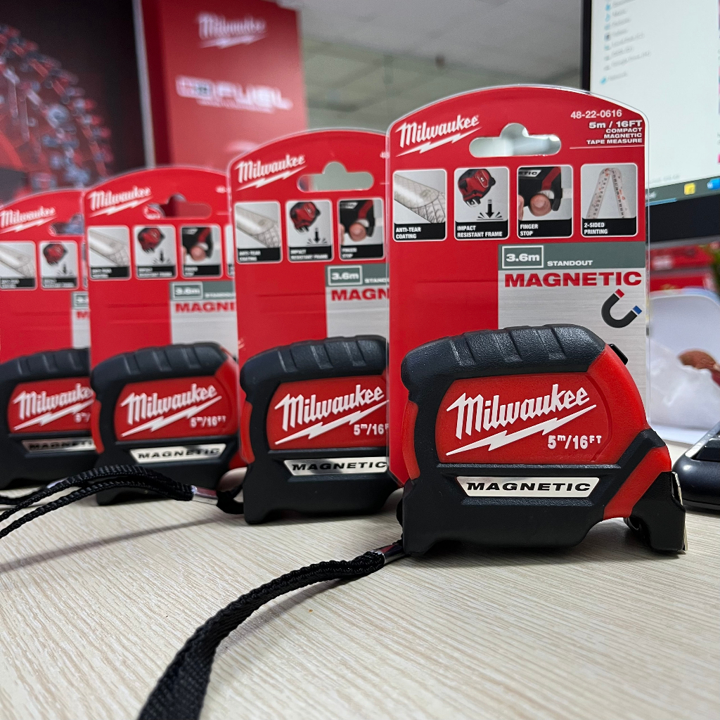 Thước cuộn 5m Milwaukee 48-22-0616 có nam châm. Thước dây thép chống gãy, kéo thả êm ái.