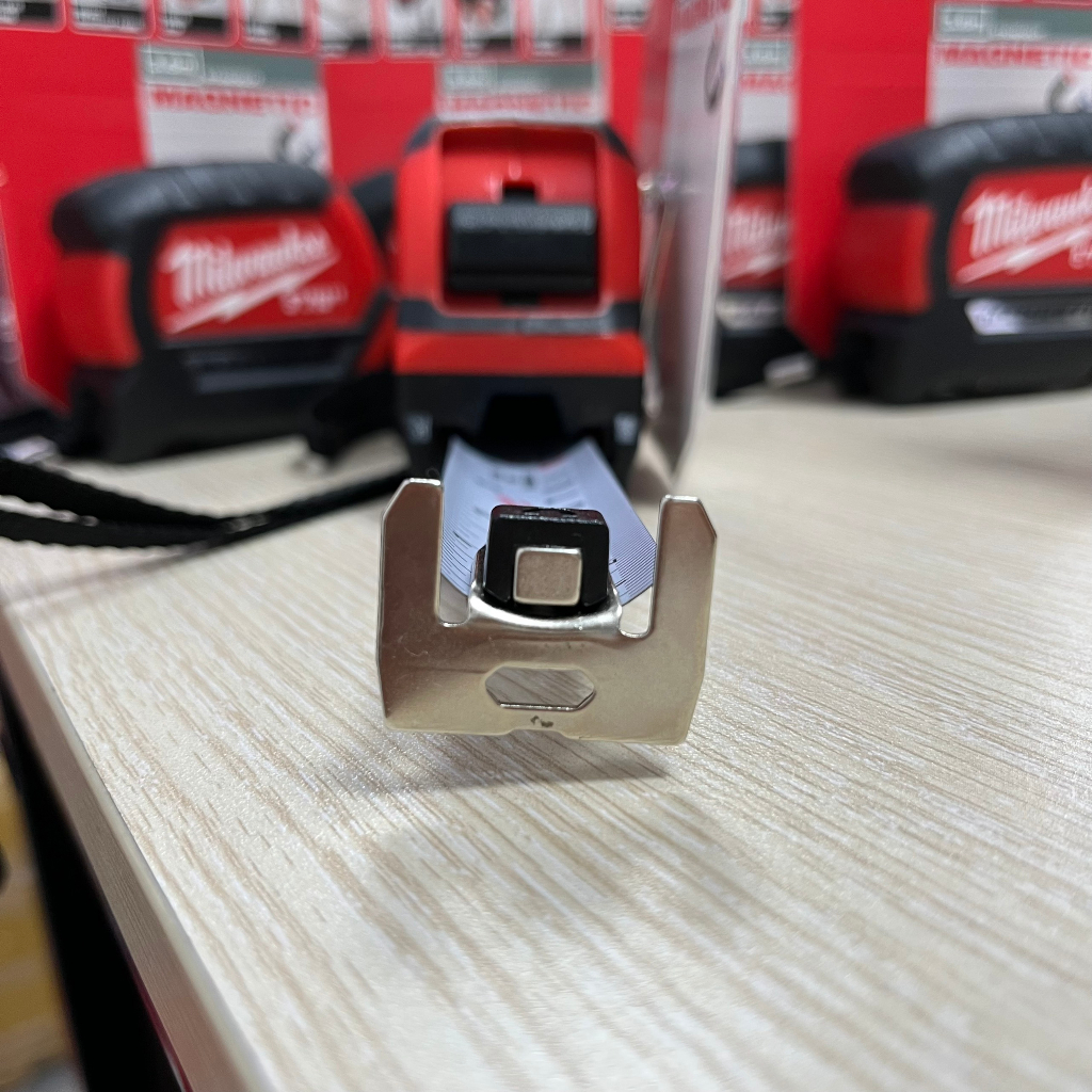 Thước cuộn 5m Milwaukee 48-22-0616 có nam châm. Thước dây thép chống gãy, kéo thả êm ái.