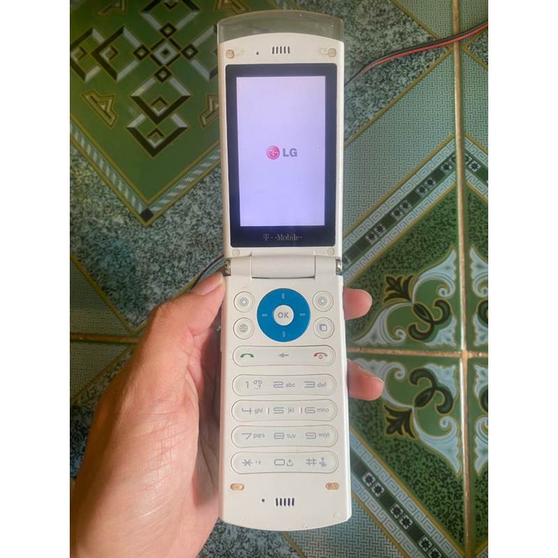 Xác điện thoại LG GD570 màn ngoài độc lạ