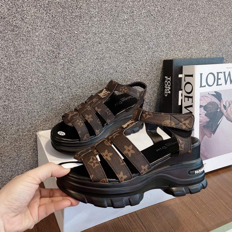 GIÀY SANDAL RỌ ĐẾ THÔ DA HOẠ TIẾT L.V CÁ TÍNH