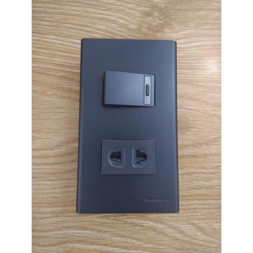 Mặt thiết bị Panasonic dòng WIDE màu đen